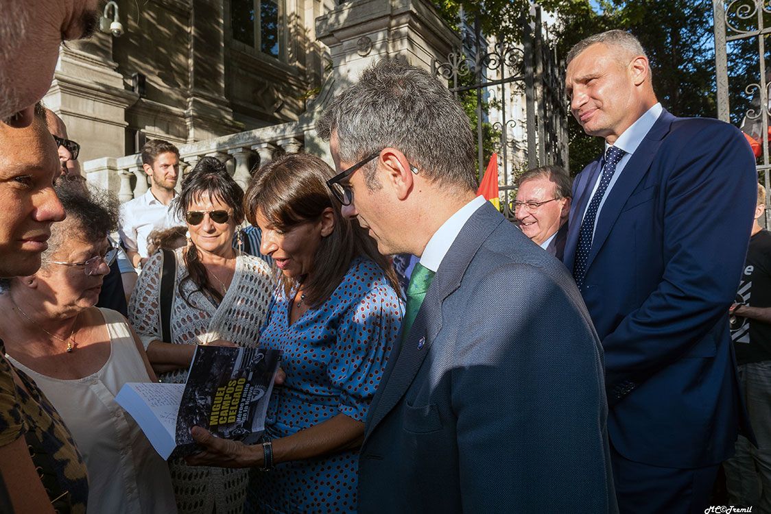 Le livre de Carmen Blanc remis à Anne Hidalgo