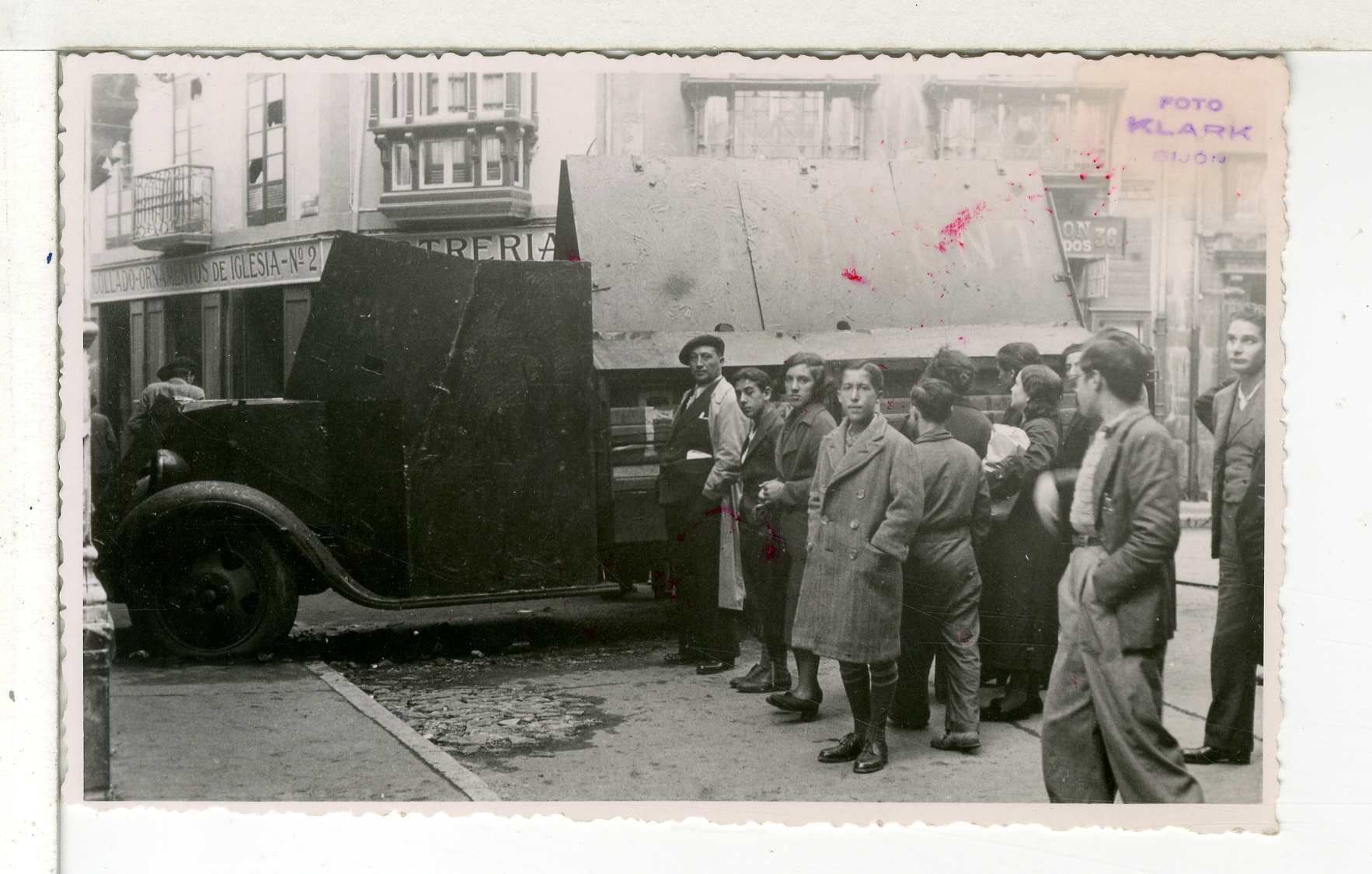 Blindado revolucionario abandonado en las calles de oviedo 1934