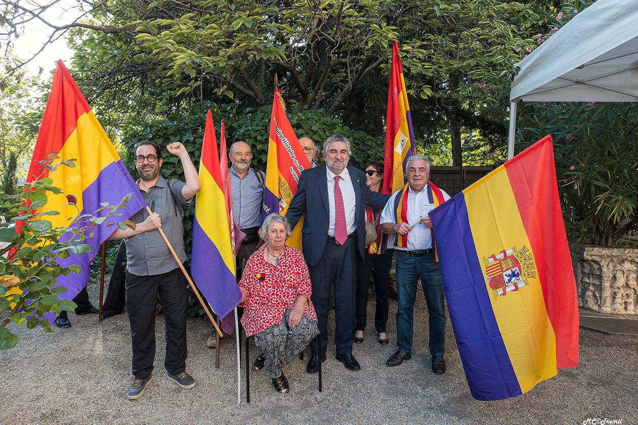 Les amis de MHRE89 et notre porte drapeau du 24 août Mar y Luz Cariño Lopez