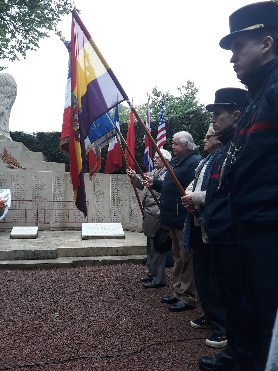 Le drapeau républicain espagnol parmi les drapeaux des forces alliées