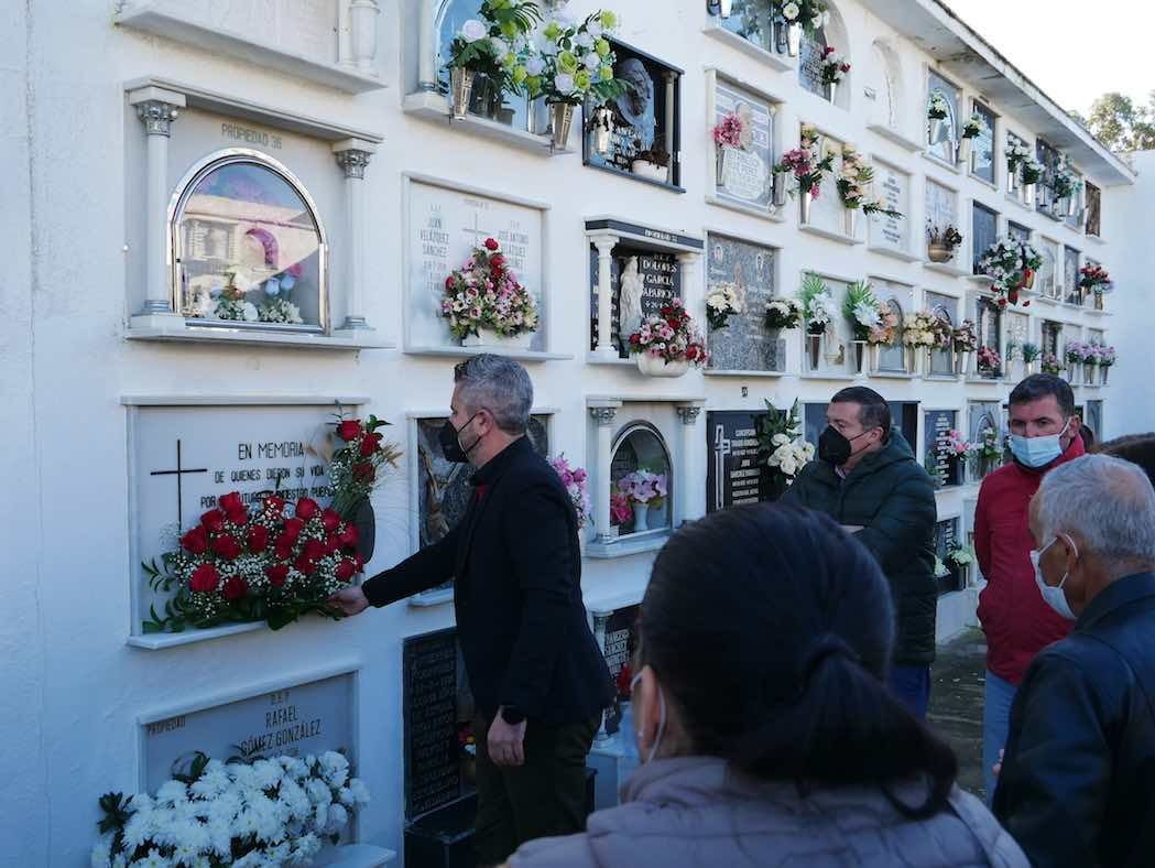 Le Maire dépose une gerbe devant la plaque dédiée aux victimes